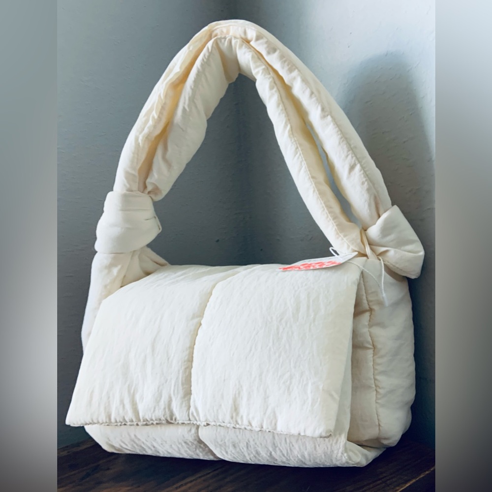 ‼️‼️ S O L D ‼️‼️ Free People ~ ‘Puffy Muff Crossbody’ Bag/Purse *NWT* - Picture 2 of 12